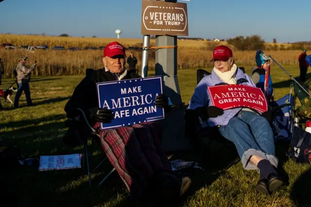 Apoiadores seguram cartazes durante um comício da campanha "Make America Great Again"
