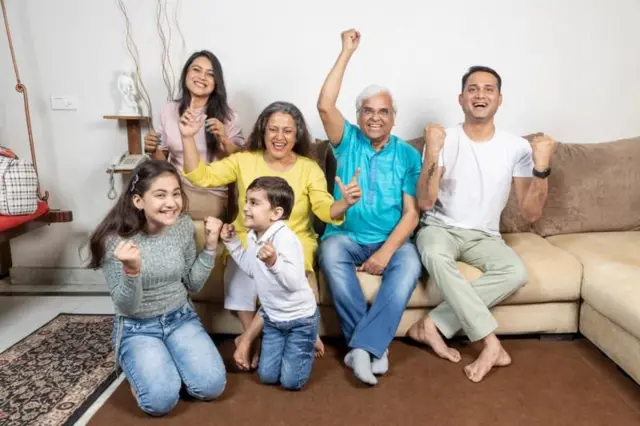 भारतातील विमा क्षेत्रातही युलिप लोकप्रिय आहेत, जे शेअर बाजाराशी संबंधित साधनं आणि बाँड इत्यादींमध्ये गुंतवणूक करून जास्त परतावा देण्याचा प्रयत्न करतात. 