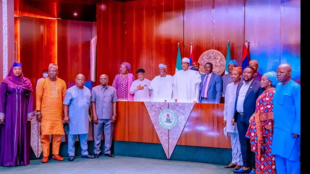 aworan Aarẹ Buhari ati ẹgbẹ osisẹ