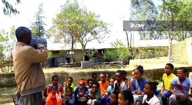 መምህር ጽገ በማስተማር ላይ