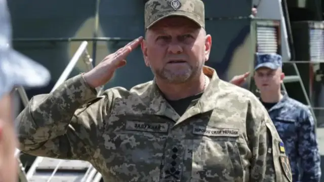 U yashirinib, uxlayotgan erining yonida uni sikdi.