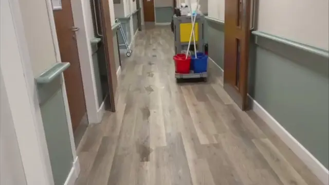 Pegadas de urina no corredor