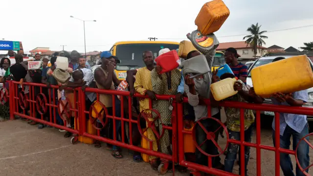 Awọn araalu to n to lati ra epo