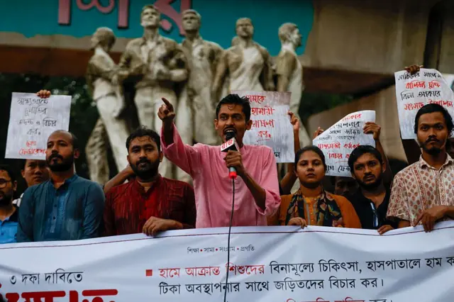 হামের বর্তমান পরিস্থিতির জন্য দায়ীদের বিচার দাবি করে ঢাকা বিশ্ববিদ্যালয়ের রাজু ভাস্কর্যের সামনে বিক্ষোভ