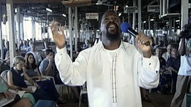 TB Joshua yatangiye kwamamara mu mpera z'imyaka ya 1990 no mu ntangiriro za 2000 nyuma aba umupasteri ukize kurusha abandi muri Africa