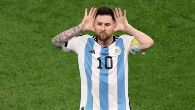 મૅરાડોના અને મેસી. બંને એક જ દેશના છે, બંને ડાબા પગથી રમનારા ફૂટબૉલર છે