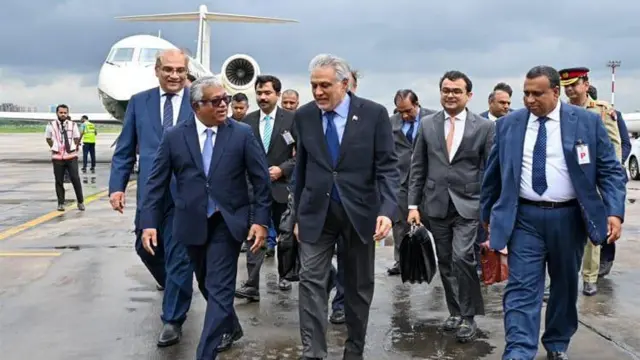 Neylon taytlardagi transvestitlarning fotosuratlari