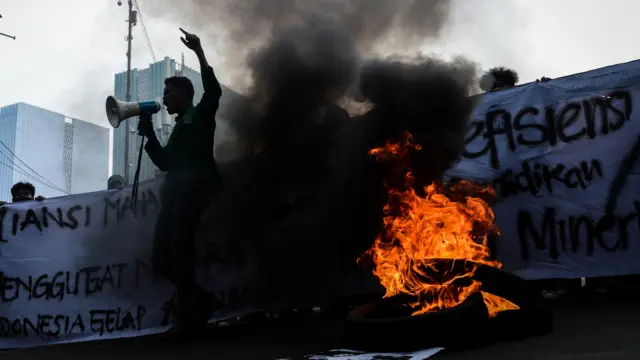 Sejumlah mahasiswa yang tergabung dalam BEM SI membentangkan spanduk saat unjuk rasa di Jakarta, Kamis (20/2/2025)