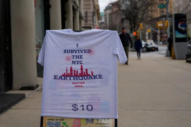 camisetas para turistas com a frase "eu sobrevivi ao terremotosportingbet iniciantesNY" já estavam sendo vendidas