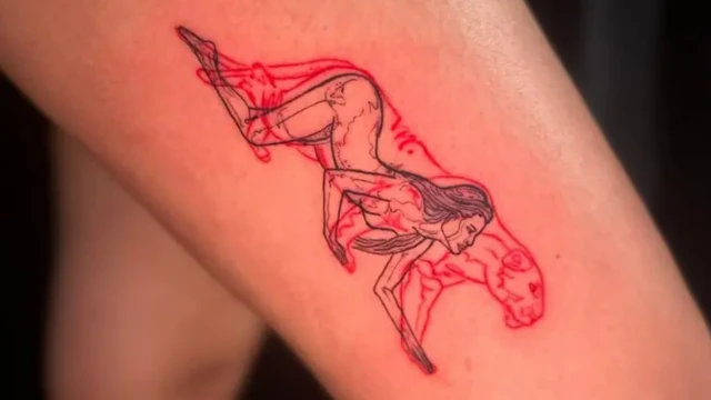 یک خالکوبی روی ران که توسط عالیه فاضلی طراحی و کشیده شده و زنی را نشان می‌دهد که به تدریج به یک شیر ماده تبدیل می‌شود، نمادی از قدرت و محافظت.