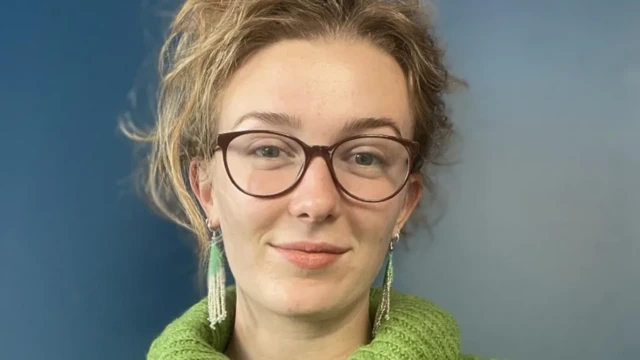 Sarah Peart nói dịch vụ về mối quan hệ lành mạnh tại YMCA Cardiff có thể giúp giải quyết một số lỗ hổng kiến thức cho những người trẻ tuổi