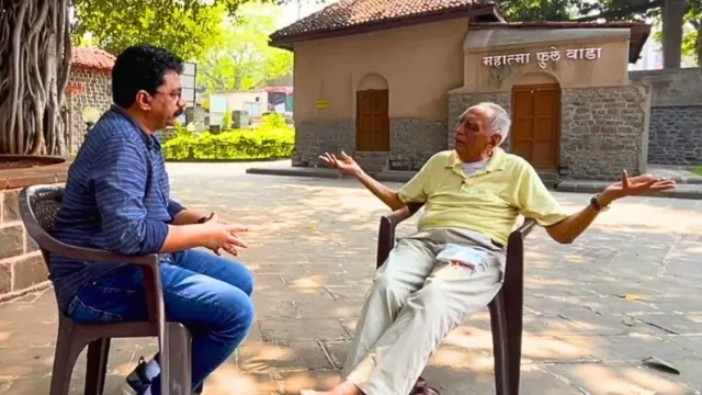 बीबीसी मराठीचे संपादक अभिजीत कांबळे यांच्याशी बोलताना बाबा आढाव