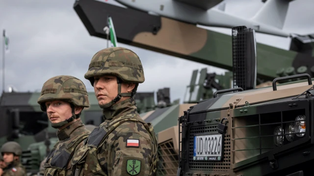 Askeri teçhizat sergisi sırasında Polonyalı askerler<p>