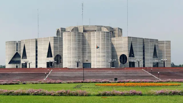১২ই ফেব্রুয়ারি বাংলাদেশে জাতীয় সংসদ নির্বাচন ও গণভোট অনুষ্ঠিত হবে