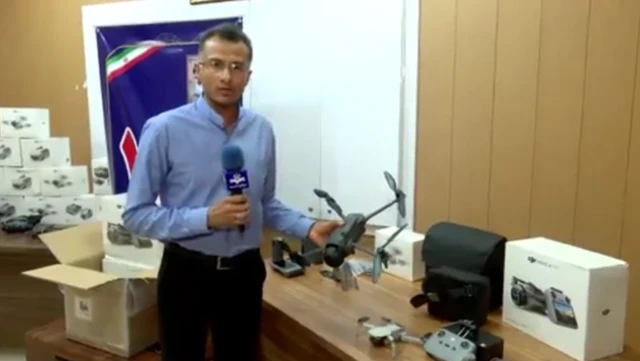گزارشگر صدا و سیما درباره یکی از محموله‌های کشف شده که ریزپرنده‌های تجاری را نشان می‌دهد. 