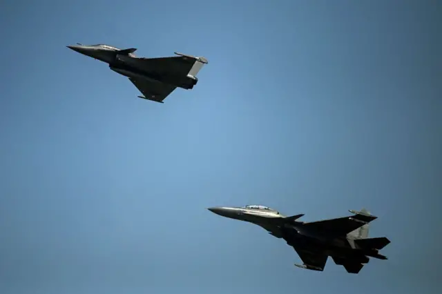 ভারতীয় বিমানবাহিনীর সম্ভারের দুটি অত্যাধুনিক রাফাল যুদ্ধবিমান (ফাইল ছবি)