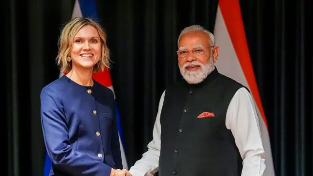 नॉर्वे में आइसलैंड की प्रधानमंत्री क्रिस्ट्रून फ़्रॉस्टुडॉटेर के साथ पीएम नरेंद्र मोदी