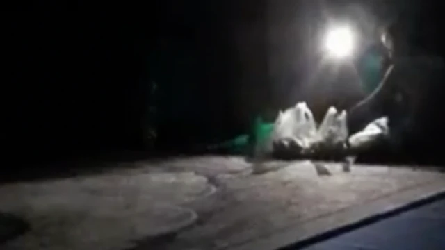 بی برقی در خانه یکی از مخاطبان بی‌بی‌سی فارسی در اصفهان زمانی که برق خانه‌شان به صورت مداوم در روزهای اخیر قطع شده است.