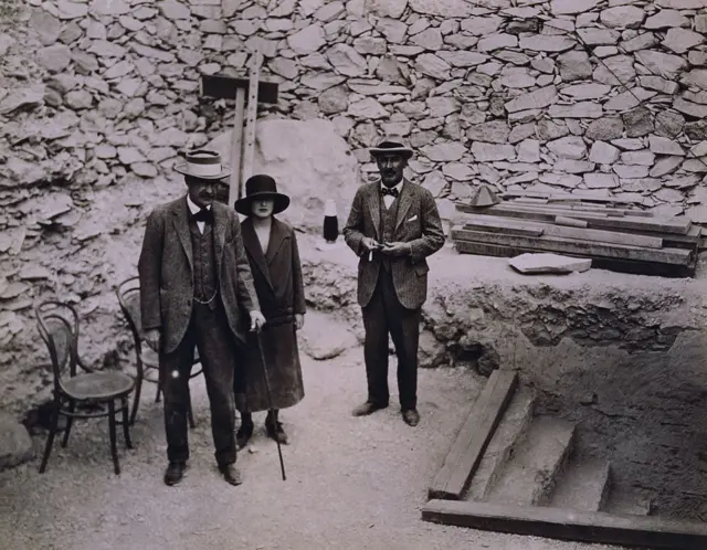 Лорд Карнарвон, Евелін Герберт та Говард Картер біля входу до гробниці Тутанхамона