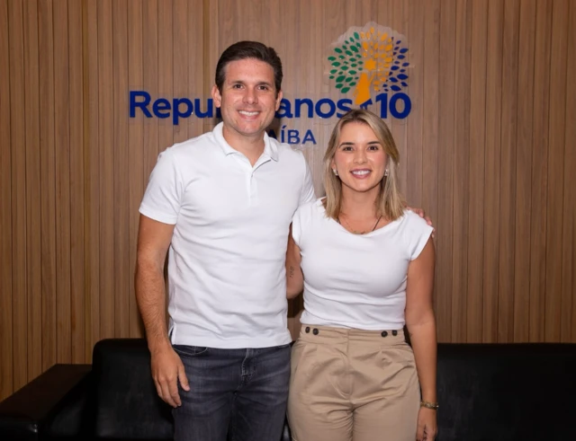 Deputado federal Hugo Motta e prefeita Anna Virginia posam para retrato usando camisetas brancas.
