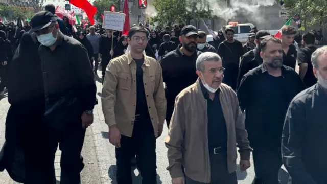 احمدی‌نژاد پس از ماه‌ها برای اولین بار در مراسم تشییع رهبر پیشین ایران ظاهر شد