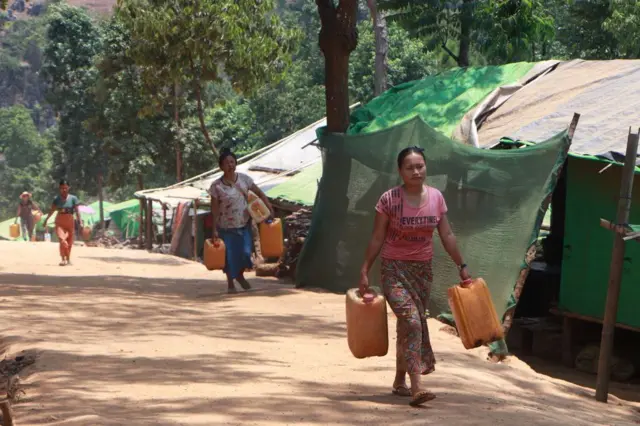 ကရင်နီ(ကယား) ပြည်နယ် စစ်ဘေးရှောင်စခန်းက ရေသယ်နေတဲ့ အမျိုးသမီးတွေ