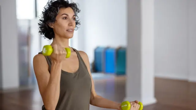 زنی در حال وزنه زدن