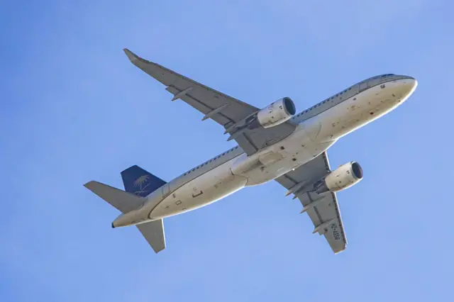 Un Airbus A320 de Saudi Arabian Airlines a été aperçu en vol après son décollage de l'aéroport international Zayed d'Abu Dhabi (AUH), aux Émirats arabes unis. L'appareil, immatriculé HZ-AS56, est propulsé par deux réacteurs CFMI. Saudia, compagnie aérienne nationale d'Arabie saoudite basée à Djeddah, est membre de l'alliance SkyTeam et exploite une flotte de 157 avions. (Abu Dhabi, Émirats arabes unis, décembre 2025)