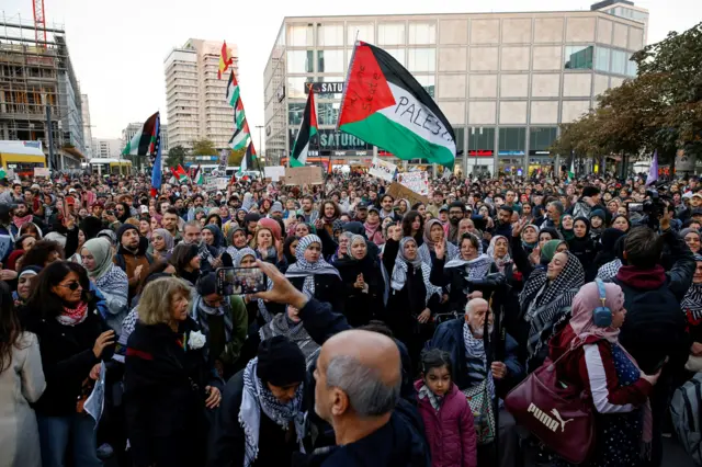 জার্মানির বার্লিনে ফিলিস্তিনের পতাকা হাতে অনেক মানুষের বিক্ষোভ