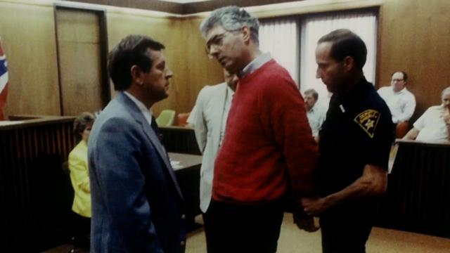 John Boyle, con esposas, en el juicio de 1990.