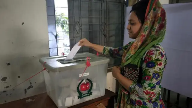 জাতীয় নির্বাচনে ভোট দিচ্ছেন এক নারী ভোটার (ফাইল ফটো)