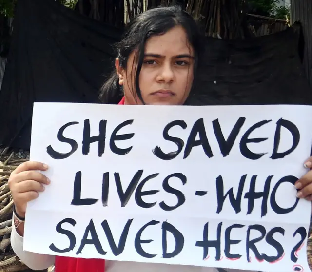 घटना के बाद मेडिकल छात्रों और डॉक्टरों ने सुरक्षा लेकर पूरे देश में प्रदर्शन किया है.