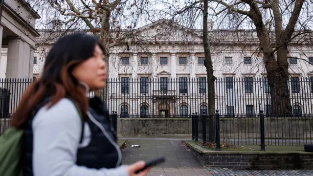 一位女士走過倫敦前皇家鑄幣廠中國「超級大使館」選址（14/1/2026）