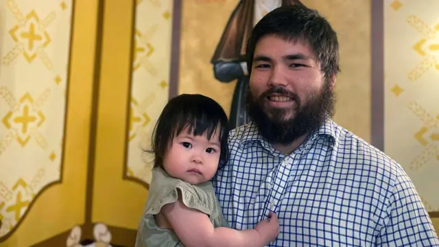 Theodore, en la foto sosteniendo a su hija en sus brazos.