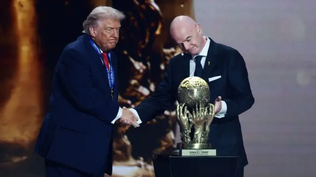 O presidente da Fifa, Gianni Infantino, entrega ao presidente dos Estados Unidos, Donald Trump, o Prêmio da Paz da Fifa
