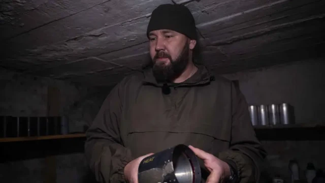 Командир взвода ударных дронов 93-й отдельной механизированной бригады Омар - бородатый мужчин в черной шапочке, в руках держит металлический предмет