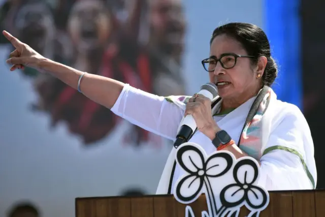 পশ্চিমবঙ্গে যে কোনও মতেই আসন ভাগাভাগিতে রাজি নয় তৃণমূল সে কথা একাধিকবার স্পষ্ট করে দিয়েছেন মুখ্যমন্ত্রী মমতা বন্দ্যোপাধ্যায়। 