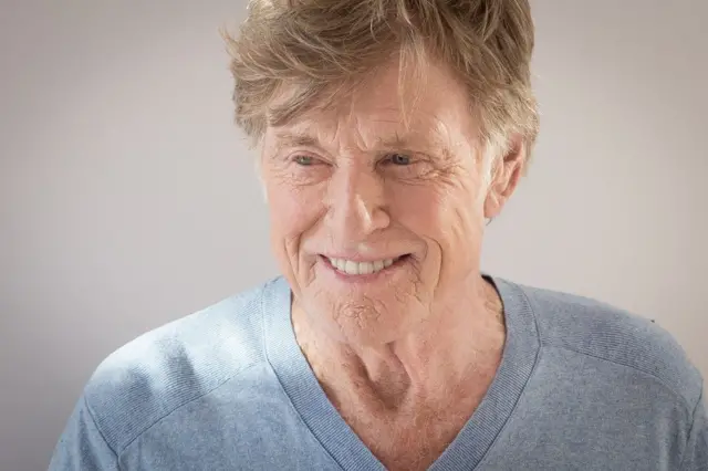 Robert Redford con un saco azul sonriendo