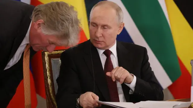 दिमित्री पेस्कोव के साथ पुतिन