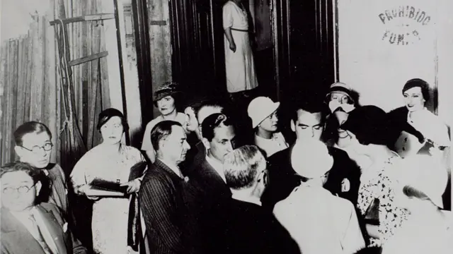 Federico García Lorca, entre bastidores, con un grupo de gente no identificada. Buenos Aires, 1933.