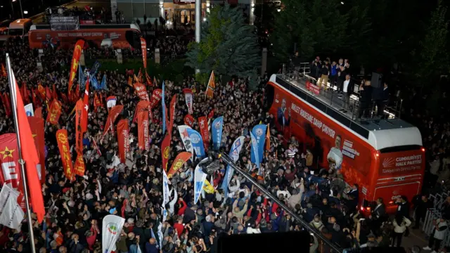 CHP Genel Merkezi önündeki protestolar 22 Mayıs akşamı da sürdü. Fotoğrafta kalabalık ve otobüsün üzerindeki CHP'li siyasetçiler uzaktan görülüyor.