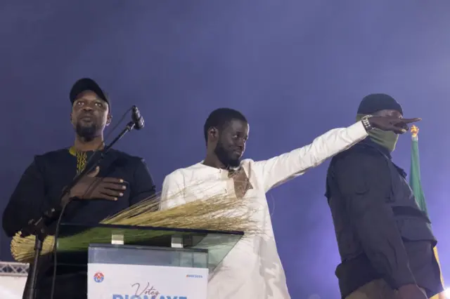 Photo d'archive (22 mars 2024) – Bassirou Diomaye Faye, alors candidat de l'opposition à l'élection présidentielle sénégalaise (au centre), salue ses partisans aux côtés d'Ousmane Sonko (à gauche), lors du meeting de clôture de la campagne au stade Caroline Faye de Mbour, le 22 mars 2024.