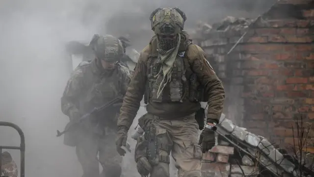 Piyade askerleri temel eğitim kursuna katılırken el bombası patlamasından korunmak için siper alıyorlar.