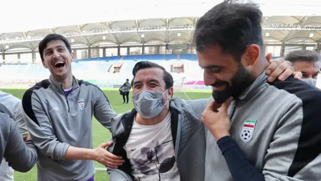 خداداد عزیزی بین محمد حسین کنعانی‌زادگان و سردار آزمون