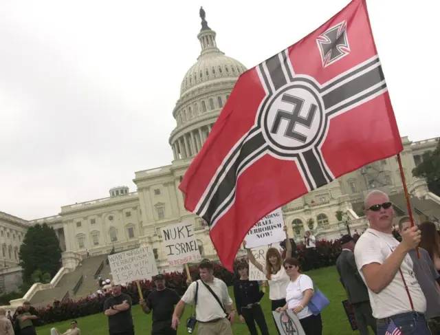 Nazistas diante do Capitólio, em Washington, em 2002.