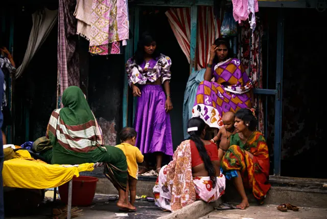 "මේ රස්සාවෙ යෙදිලා ඉන්න ගේ මිතුරියකගෙ දරුවන් දෙන්නාට ඉස්කෝල 15කට වඩා මාරු වෙන්න වුණා. ඒ එයලාගෙ අම්මා ගණිකාවක් කියලා දැනගත්තාට පස්සේ,"