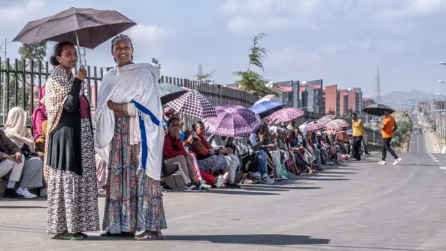 ብ1 ሰነ ኣብ ኣዲስ ኣበባ ኣብ ማእከል መረጻ ዝተርኣዩ ነበርቲ