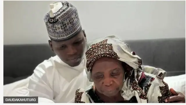 Olorin Rarara ati iya rẹ ti wọn ji gbe