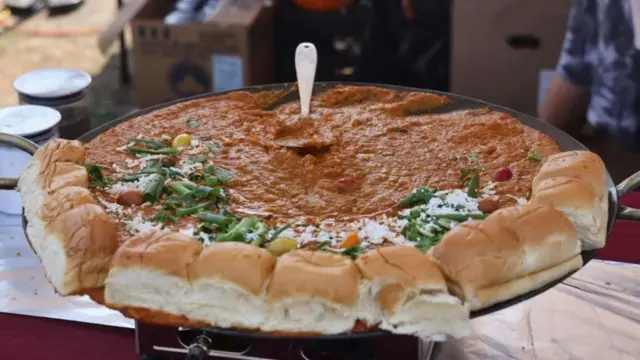 Waxaa jira malaayiin dukaamo cunto ah oo ku yaala Hindiya kuwaas oo bixiya cuntooyin kala duwan
