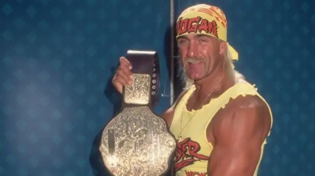 Hulk Hogan, mais jovem, segurando medalhão